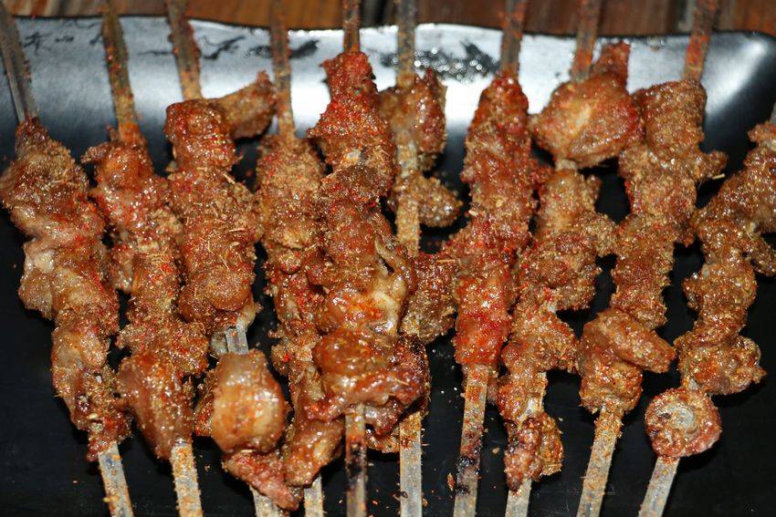 大洛阳网《美食侦探》走进照九州美食文化园烧烤广场 !