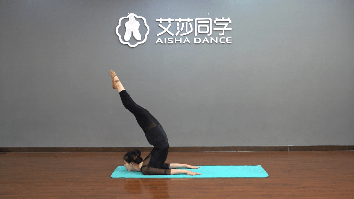 艾莎同学小课堂竖叉胸倒立元宝腰基本动作分解附图示