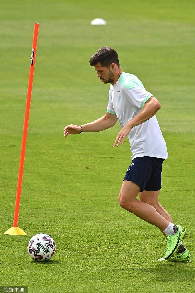 高清图:瑞士备战1/8决赛 门将索默戴墨镜训练