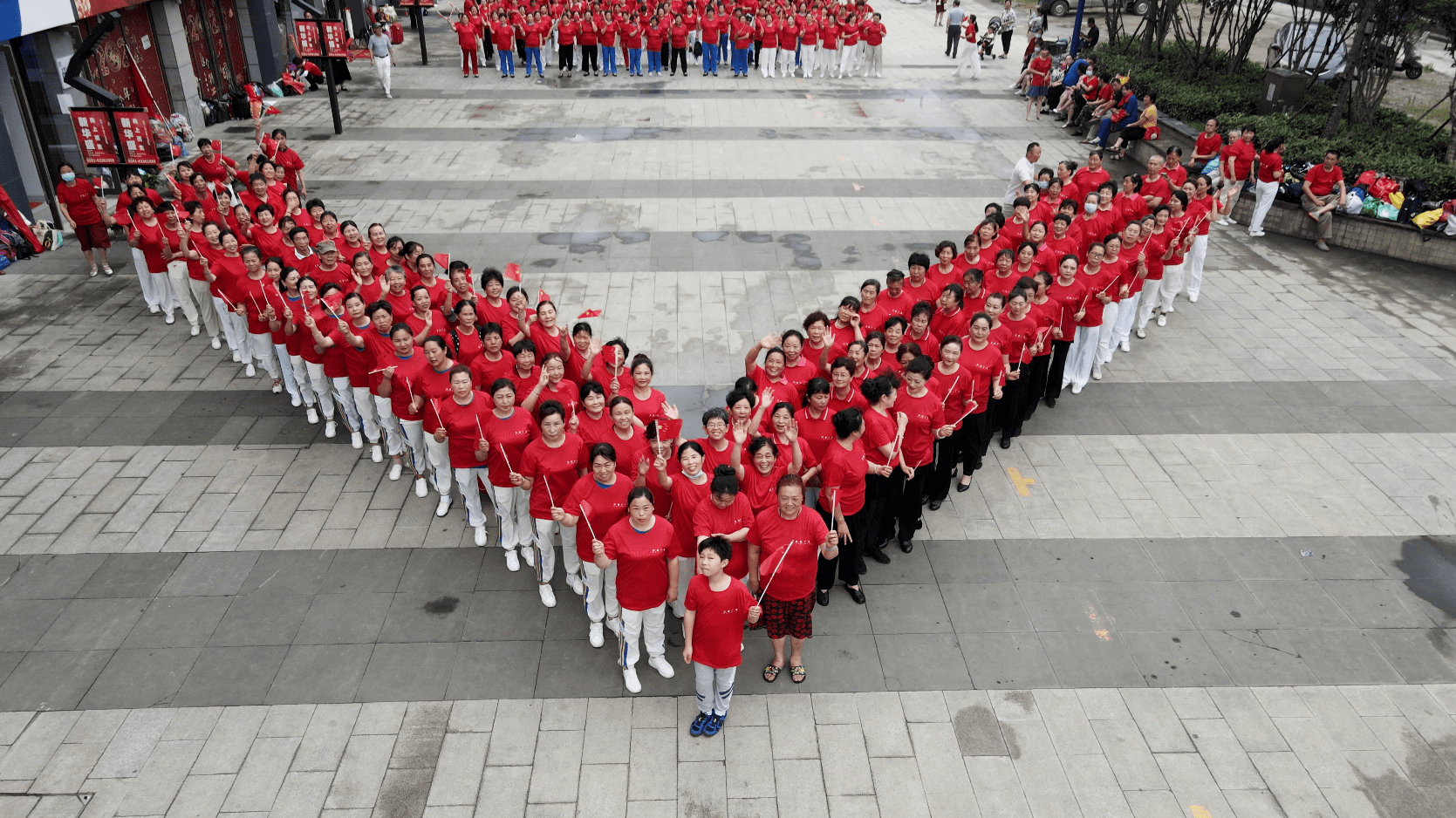 震撼合肥华盛广场这场千人红歌快闪点燃了整个夏天