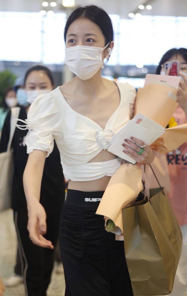 周雨彤身穿白色露脐装大秀小蛮腰