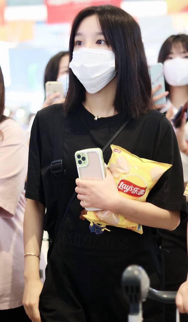 宋雨琦口罩遮面低调现身机场