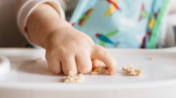 你的宝宝学会抓紧钳子了吗六个月的宝宝的抓取技巧非常重要