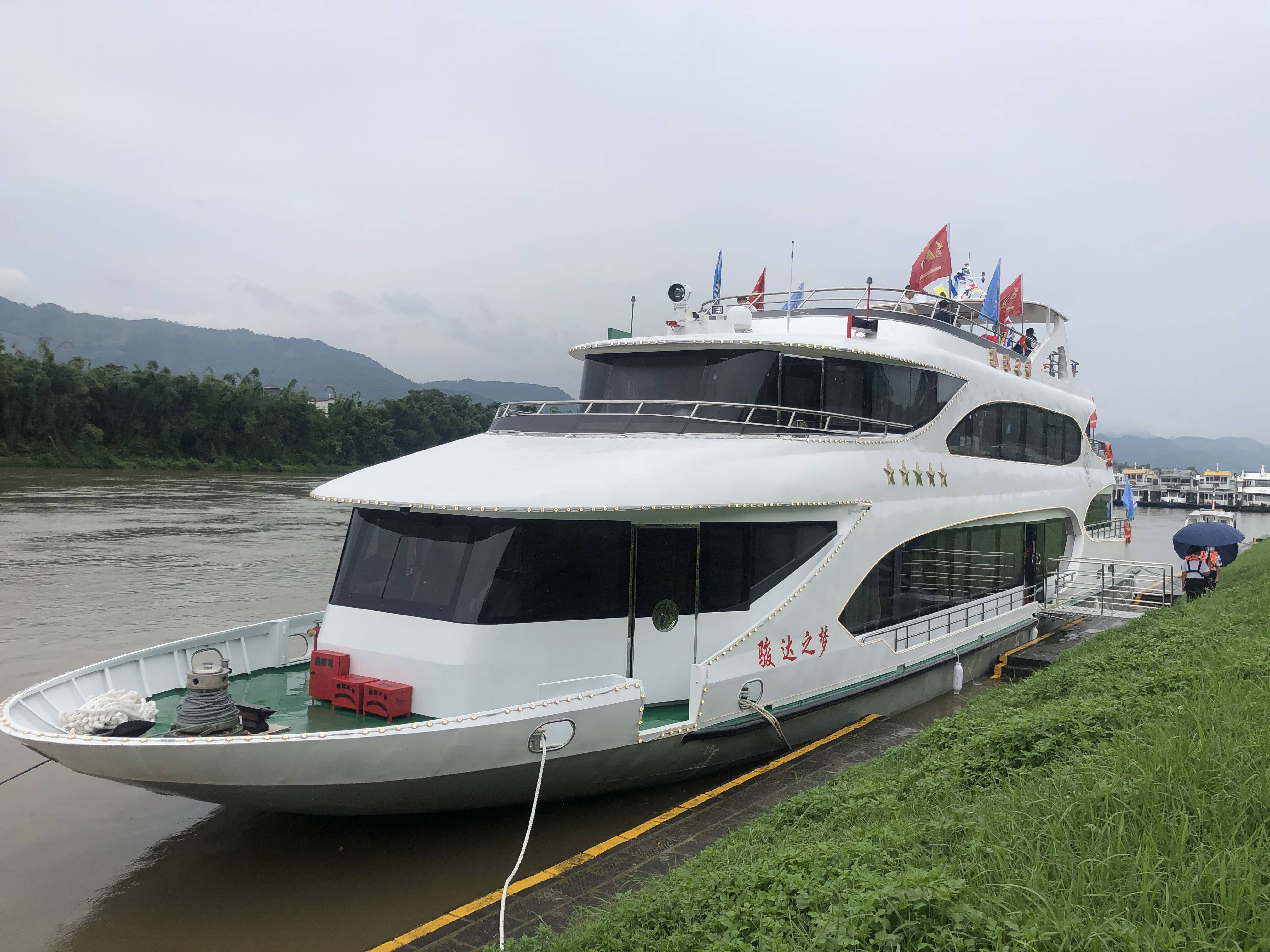 桂林漓江首艘五星级游船正式建成试航