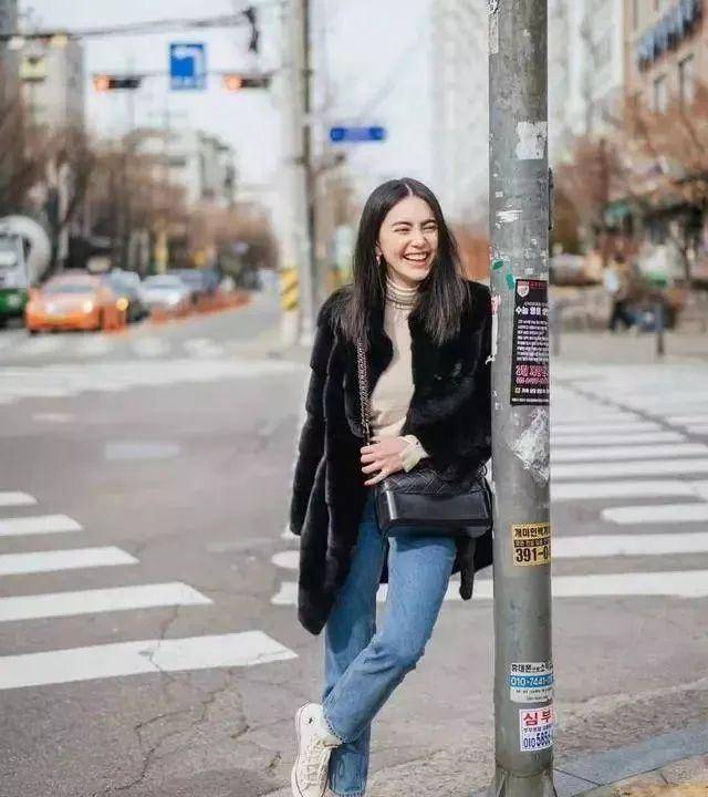好身材|泰国第一神颜太会玩，内衣外穿玩起“欲女风”，配皮裙美出新高度