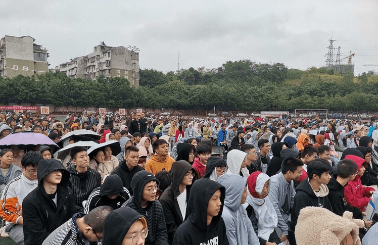 他鼓励学生不要自卑,树立自信,挖掘潜能,在资中二中良好的环境中不断