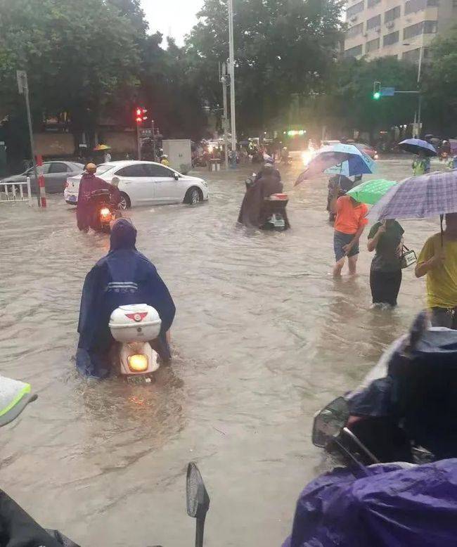 济南遭遇狂风暴雨 柳州街头滴滴打船 多地发布天气预警