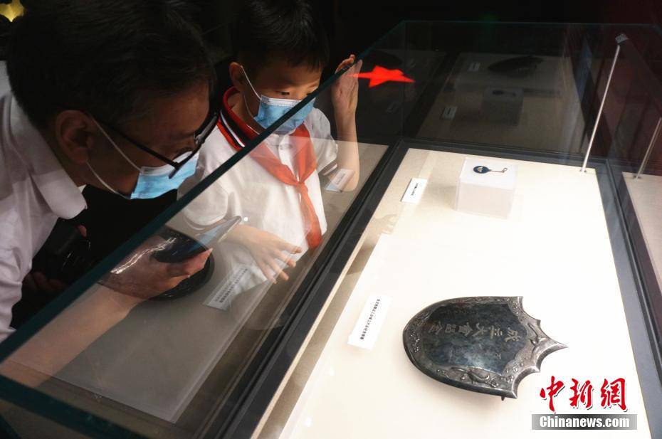 民众“七一”在郑州参观二七纪念堂搜狐大视野搜狐新闻