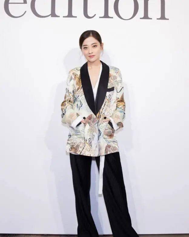 丑还美|45岁梅婷真会“玩”,连衣裙里面配裤子,不但不丑还美出新高度