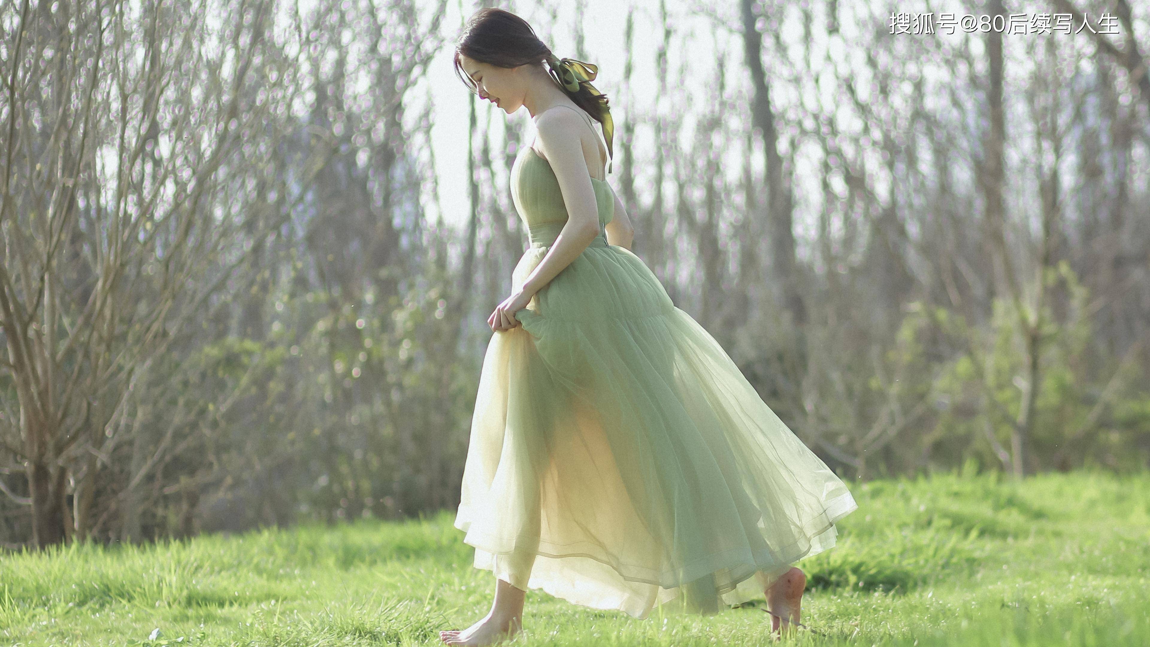 户外美女优雅写真照片,美女电脑高清桌面壁纸!