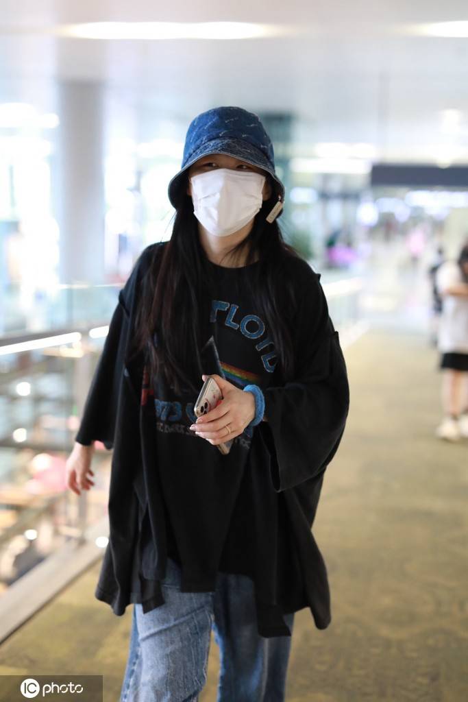 金靖身穿黑色印花宽大t恤搭配蓝色宽松牛仔裤现身