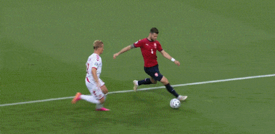 争议！丹麦利用角球破门 但慢镜头显示这该是个门球_卢斯特卡