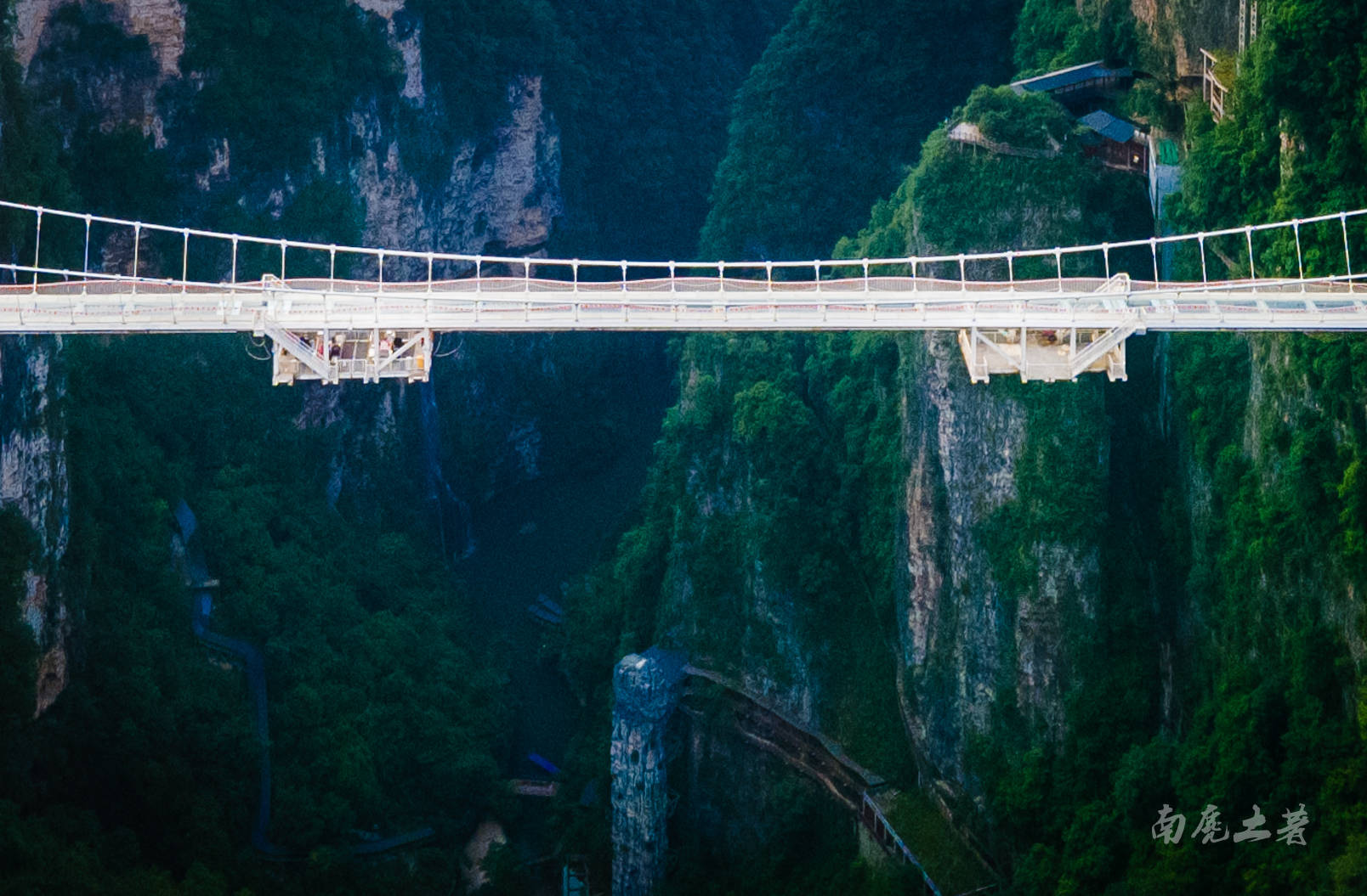走在世界上最高最长的玻璃桥，看下去就是深渊，你会腿软吗