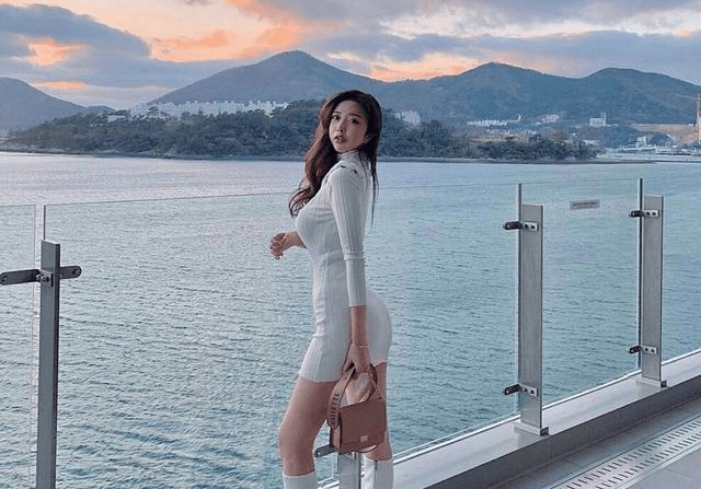 设计|穿一件就够了，修身连衣裙简约搭配，到哪都是焦点