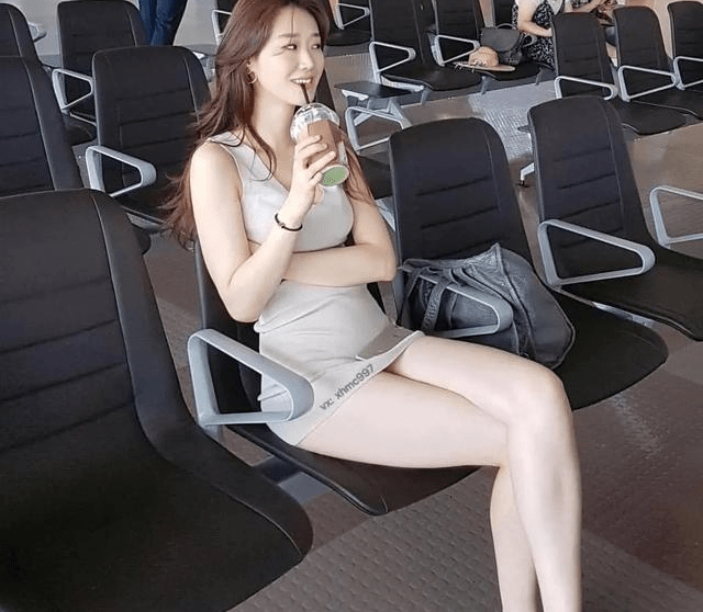 设计|穿一件就够了，修身连衣裙简约搭配，到哪都是焦点