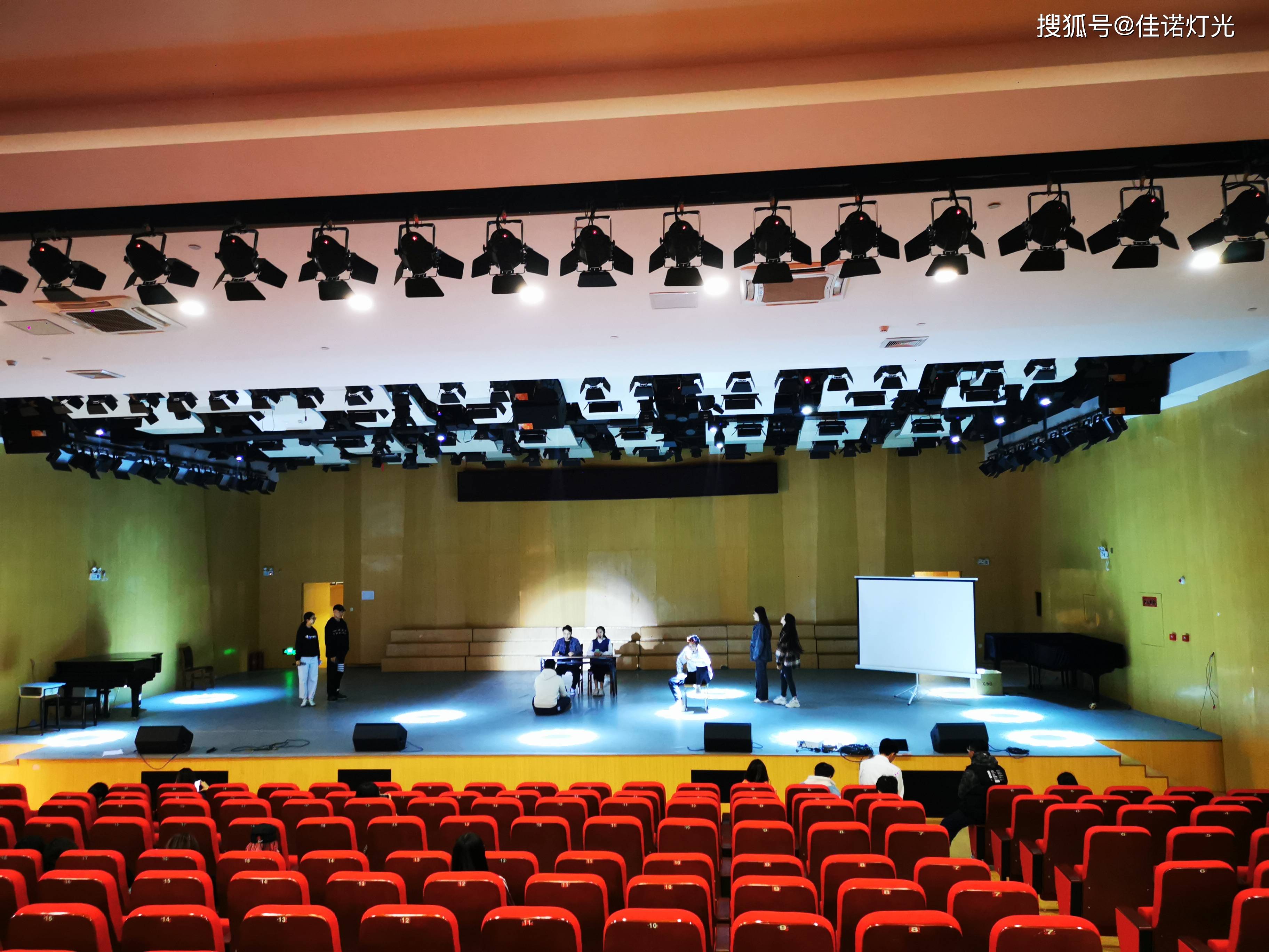 led聚光灯在多功能剧院灯光现场效果_珠海艺术学院