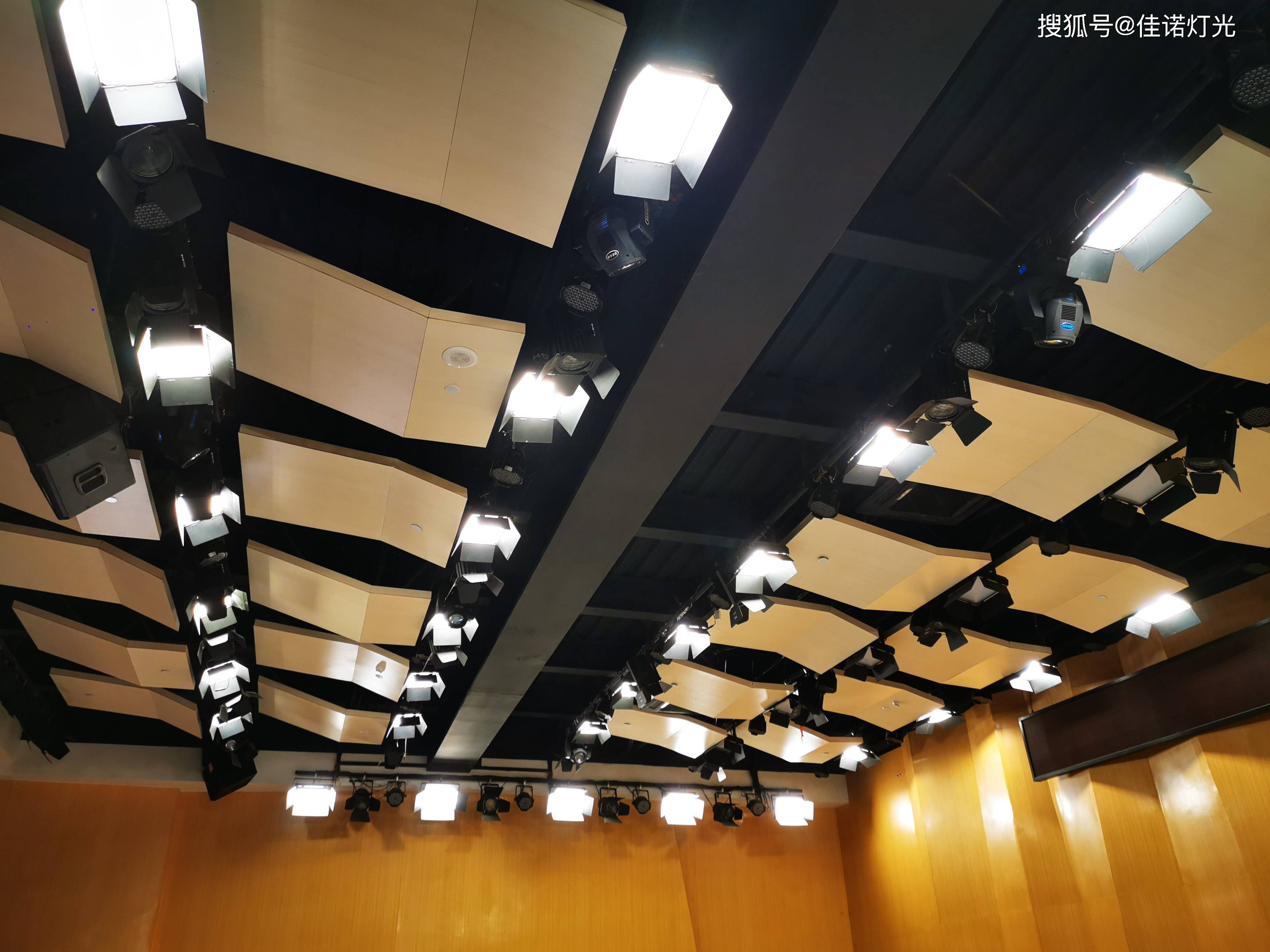 led聚光灯在多功能剧院灯光现场效果_珠海艺术学院