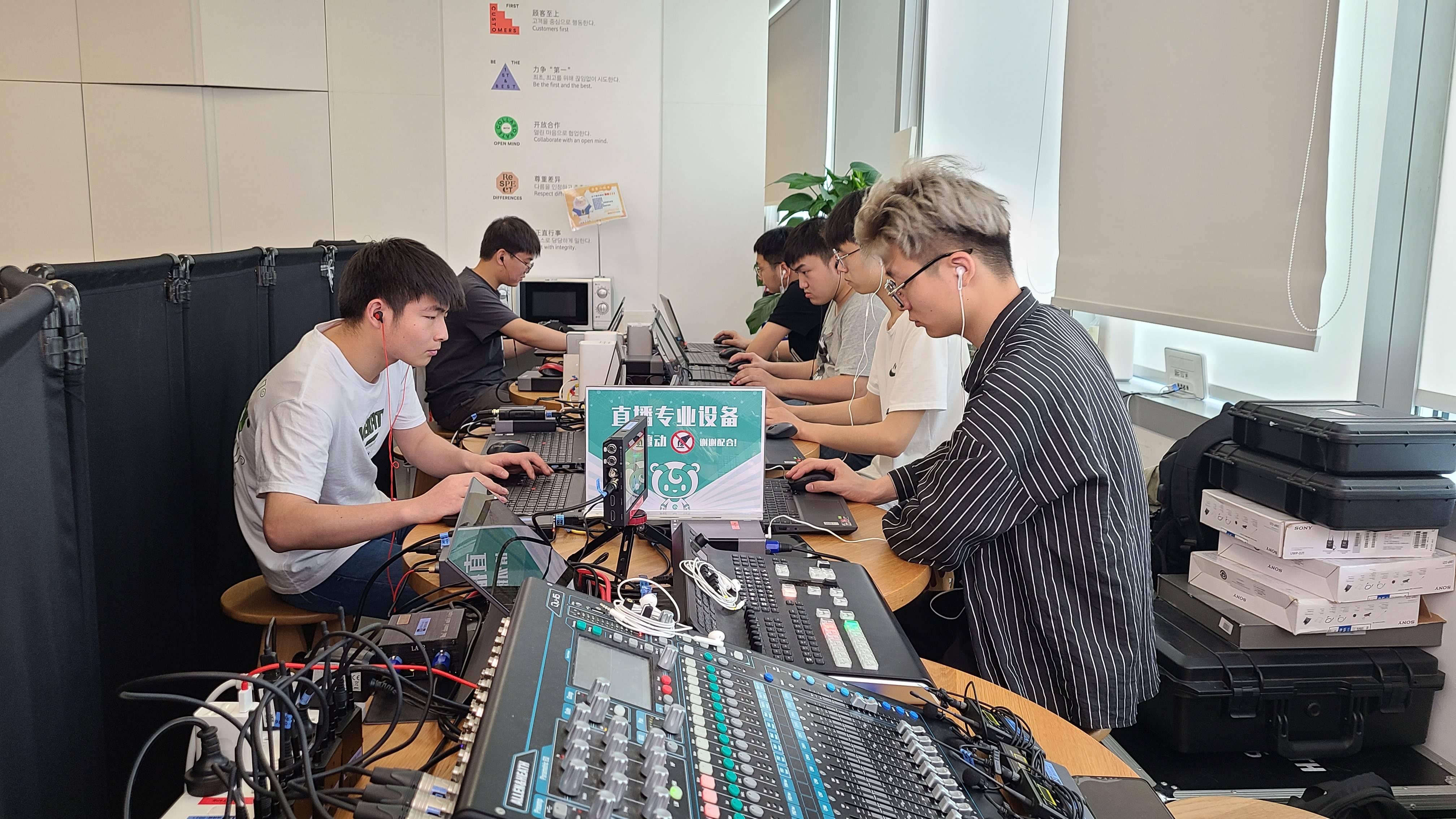 美妆 潮玩 直播:夏日"橘"光灯乐队,直播嗨翻天