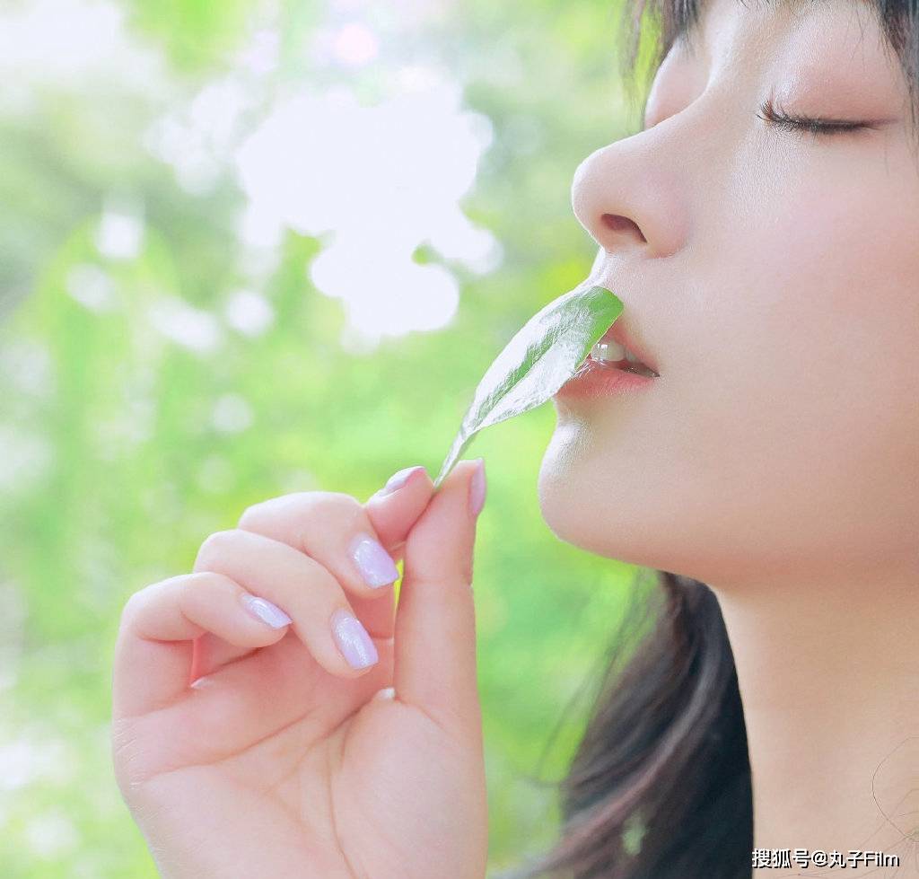 性感美女时尚写真白裙森系大眼少女眉清目秀