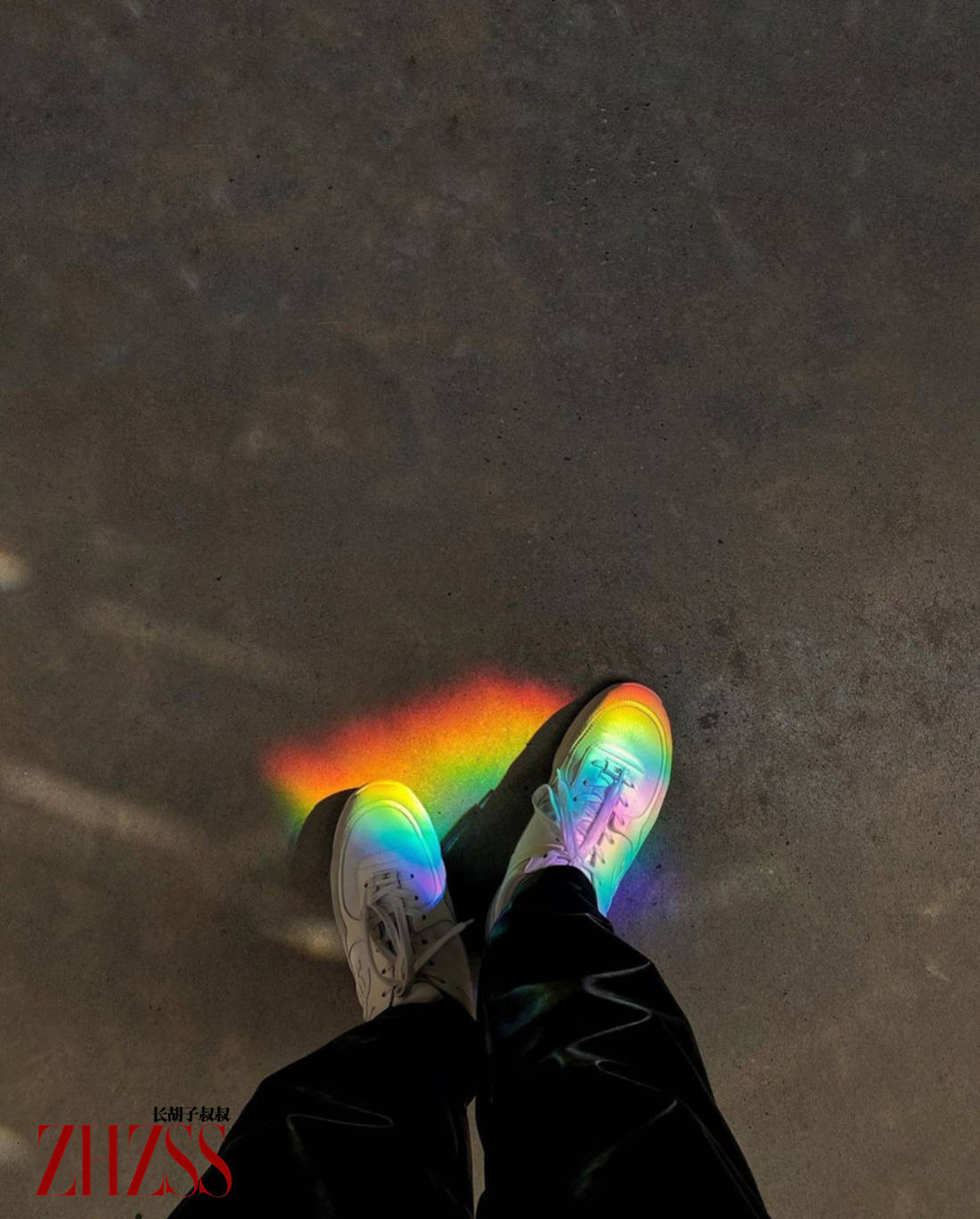 几张|男士时尚丨夏季！绿色T恤在霓虹灯下留影！