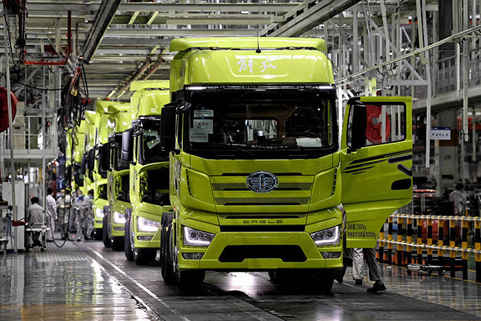 36%.图为:工人在位于长春的一汽解放总