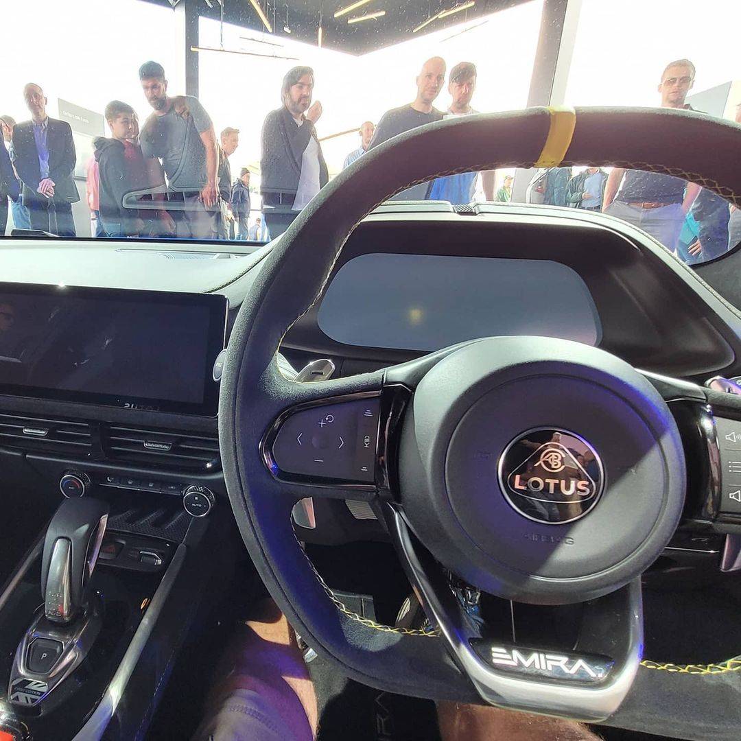 路特斯emira的内饰非常运动,它的方向盘采用上下平行的设计,上面有