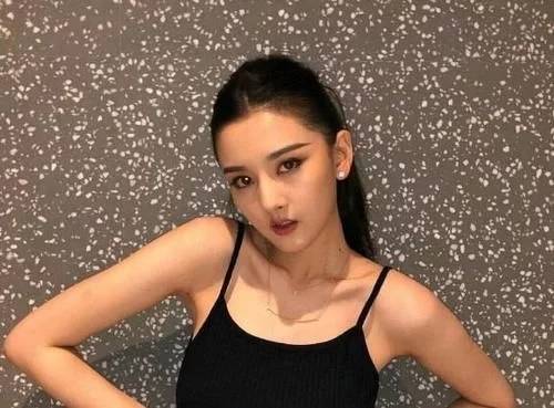 身材|才21岁身材就这么丰满，穿连衣裙尽显成熟感，火辣女神范
