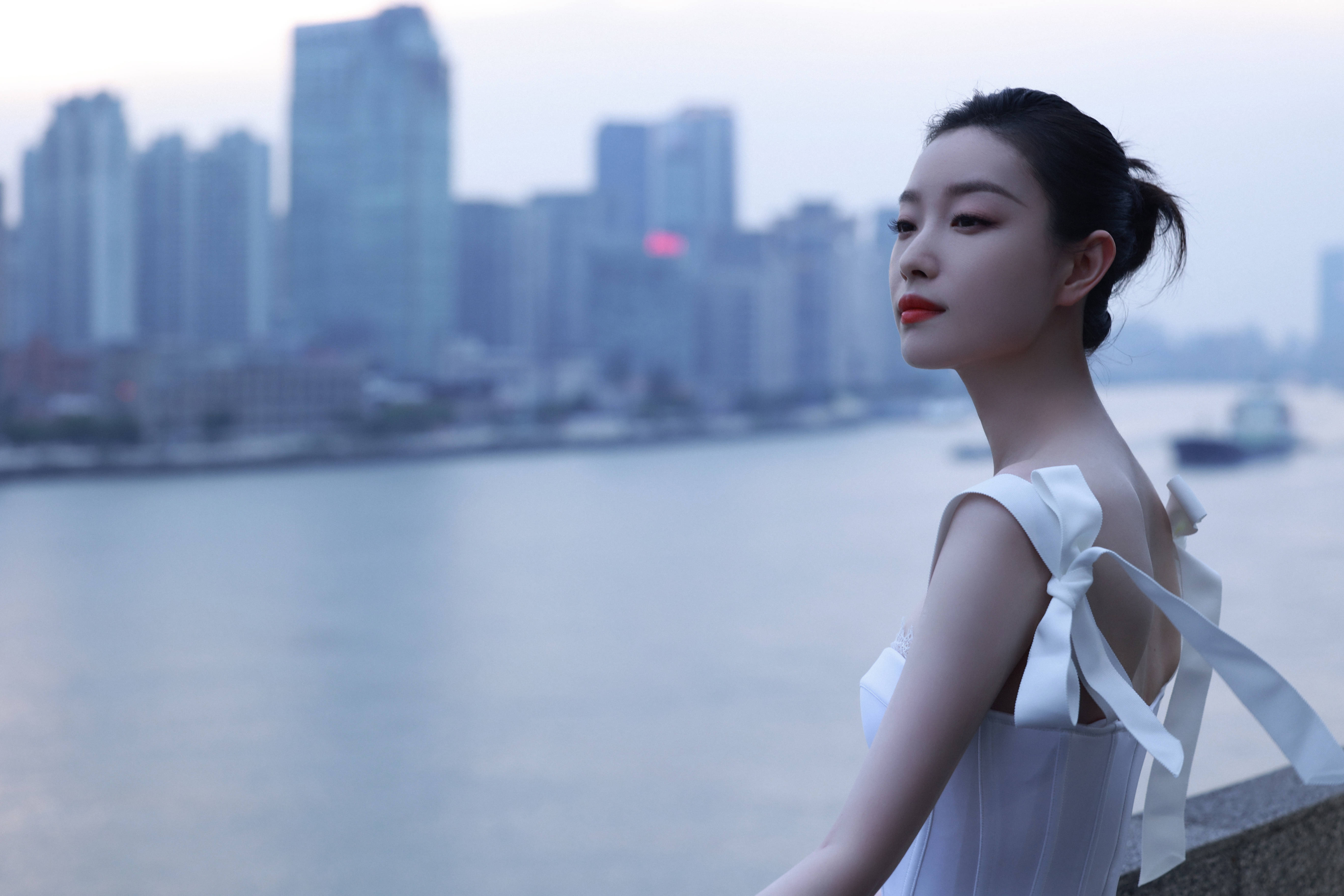 倪妮着白色吊带连衣裙温婉大方 锁骨优越侧颜能打