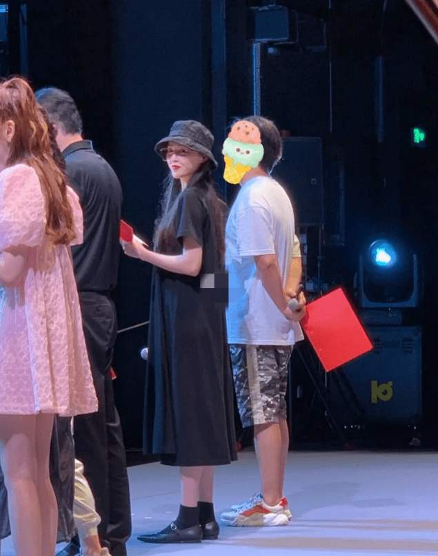 小腹|37岁唐嫣近照曝光，一身黑色长裙尽显温婉，小腹隆起被疑怀二胎？