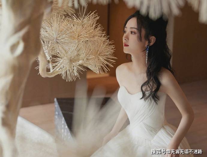 倾国倾城|赵丽颖，一袭露肩白色长裙，倾国倾城，尽显女性之美