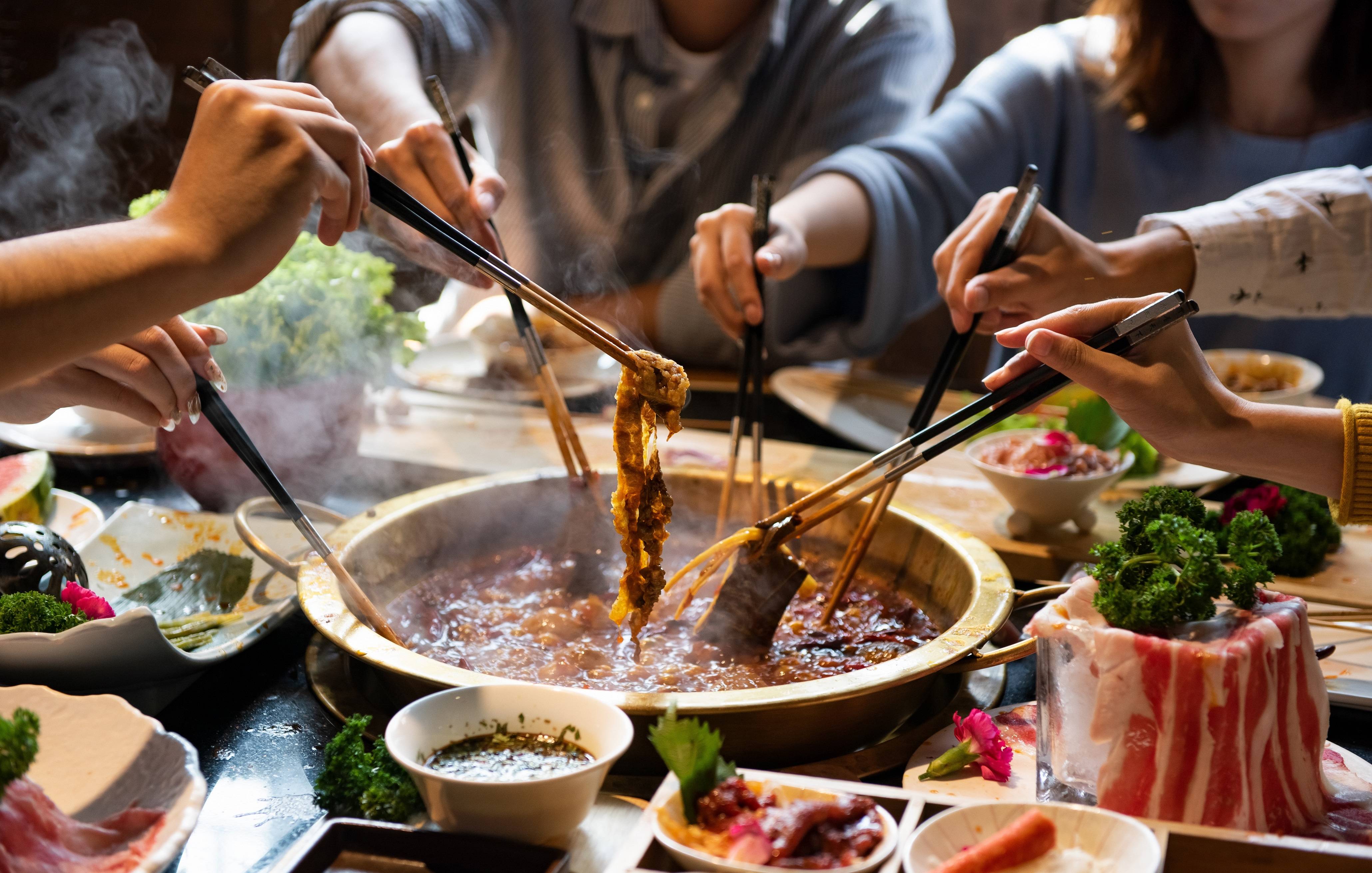 一群人吃火锅图片图片