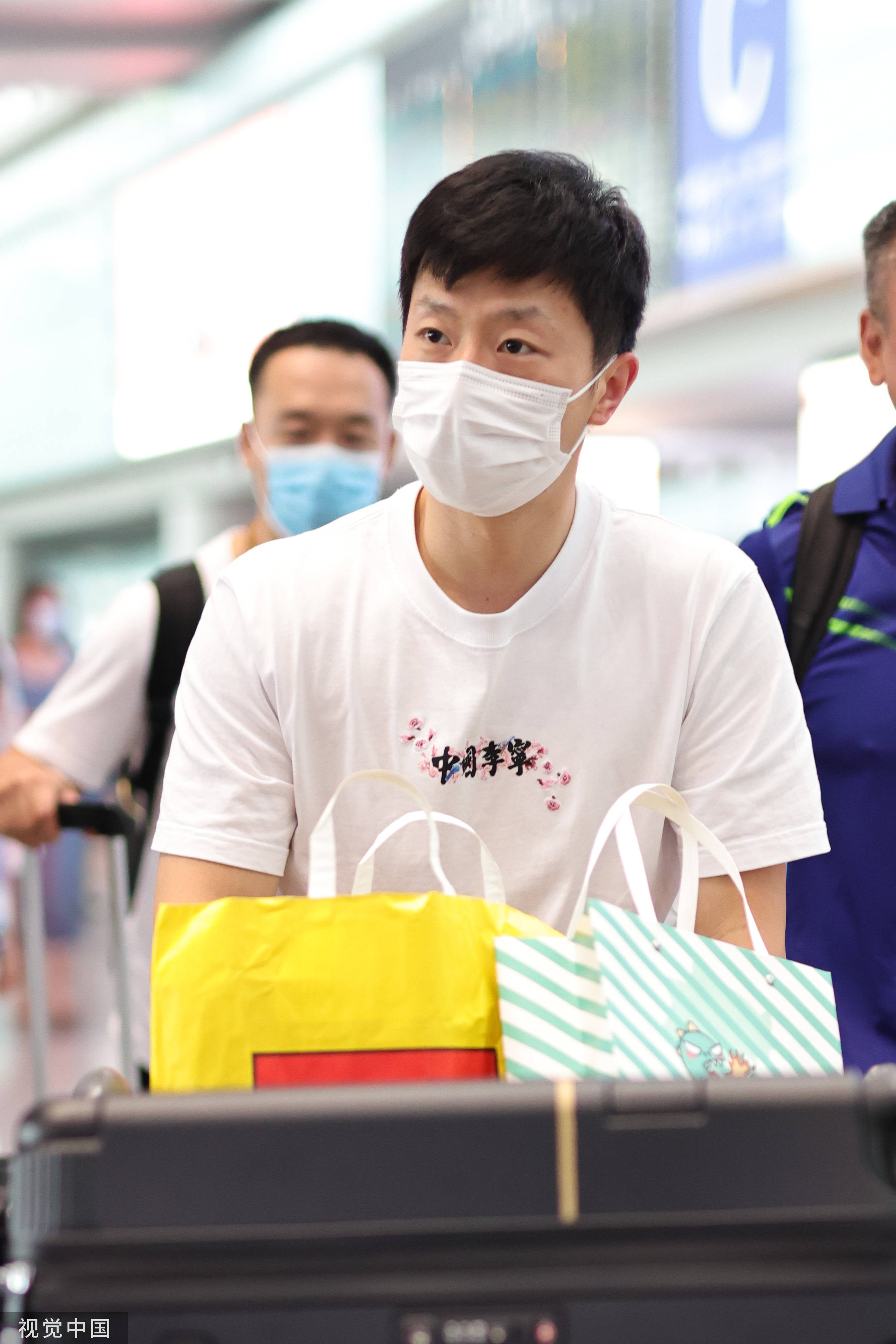 组图:热身赛结束马龙现身机场 身穿白t清爽亮相