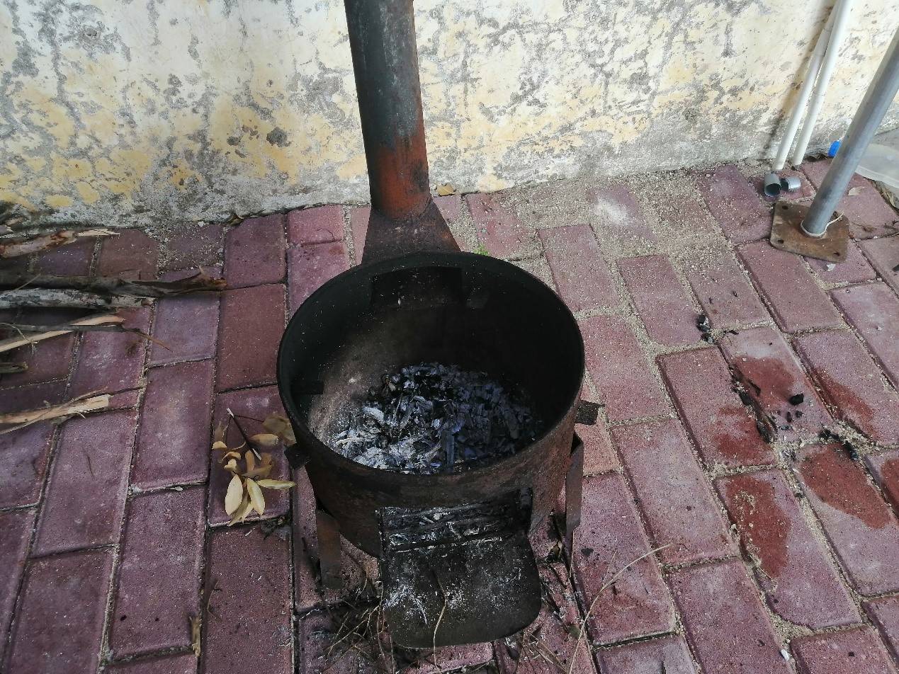 锈迹斑斑的铁灶(伍少枝 摄)"三下乡"基地条件艰苦,"风帆"实践队不曾言