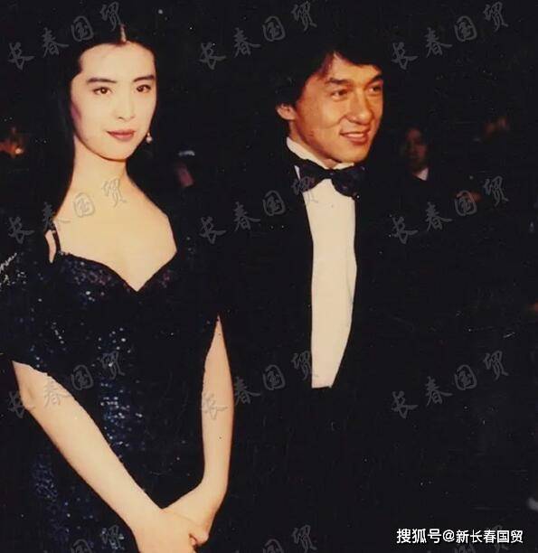 王祖贤成龙30年前同台演唱合影曝光俊男靓女配合默契