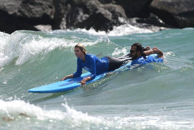 伊万卡学习冲浪