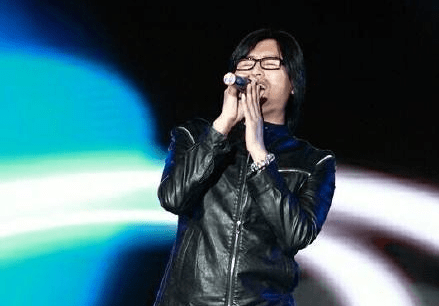 汪峰有个叫做丁勇的模仿者,这哥们儿也不怎么厚道,直接去各类演唱会