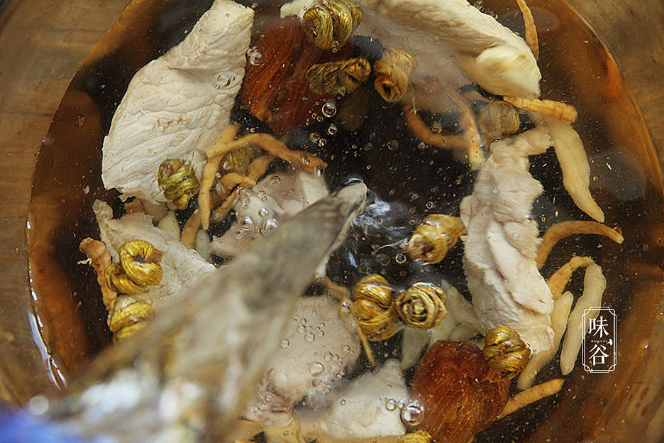 食材|三伏天，经常熬夜多喝这汤，4样食材简单煲一煲，清香回甘真下火