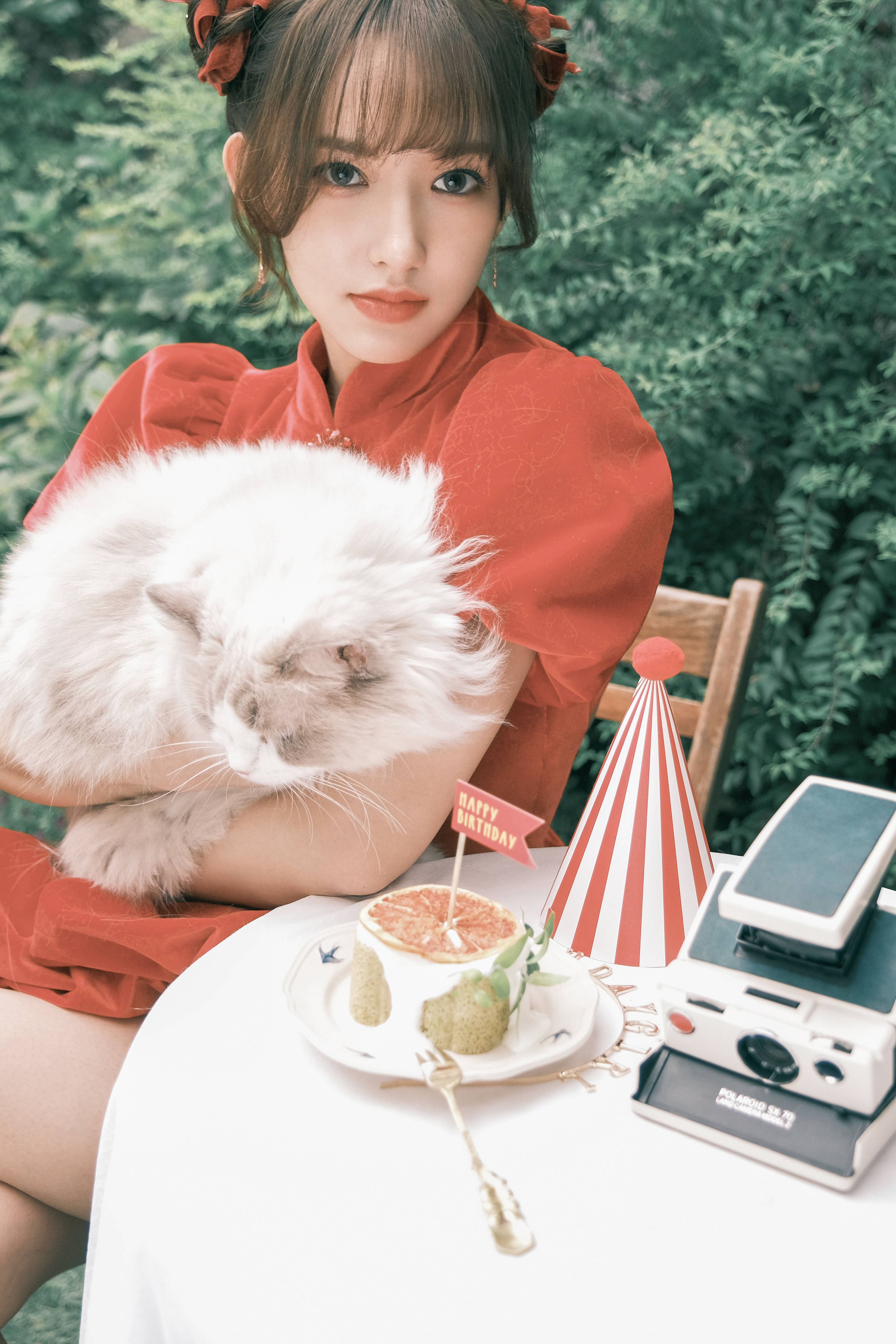 程潇与宠物susu拍萌宠生日写真 大秀美背妩媚动人