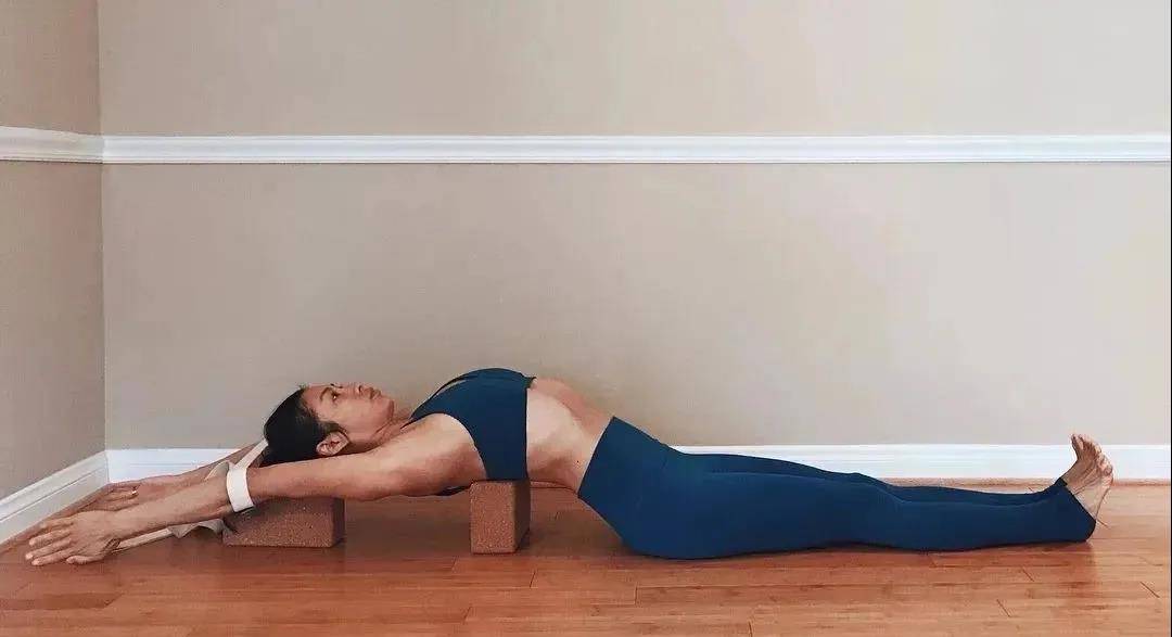 怎样改善圆肩驼背?这个体式效果杠杠滴!_瑜伽