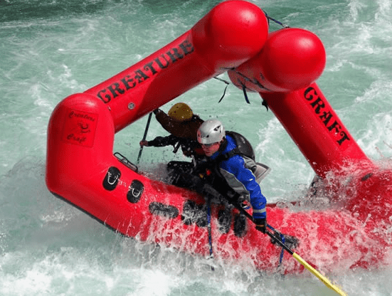 自扶正救生艇, 采用复合型材料,耐腐蚀性强,可同时搭载10名人员