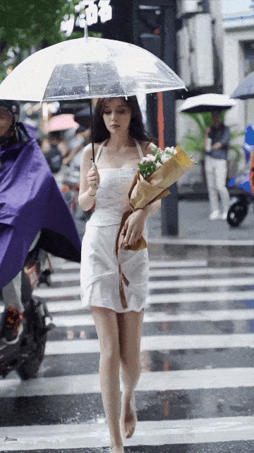 图片[1]-GIF搞笑段子：妹子，抱着一束花在雨中走，为何不走五块的摩的快点呢！-妖次元
