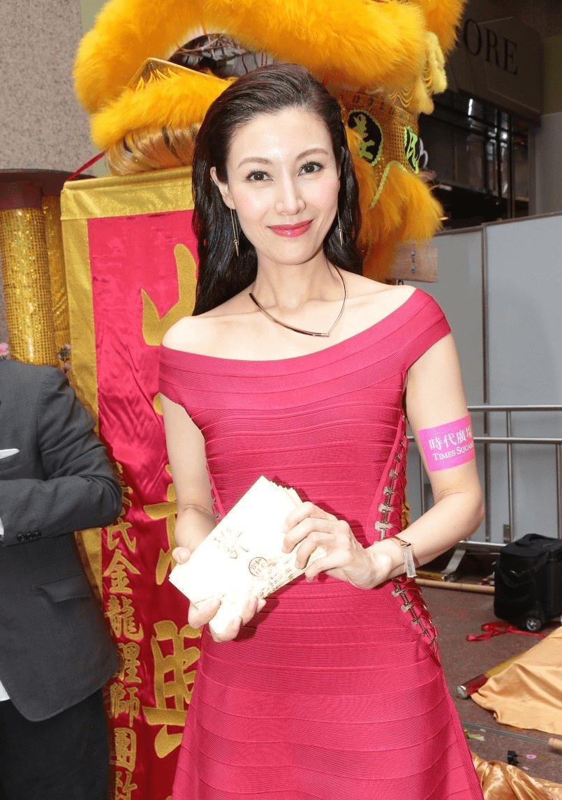 魅力|李嘉欣亮片连衣裙配黑丝袜成熟优雅，气质稳赢