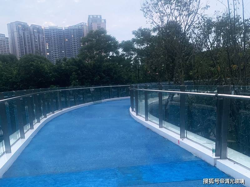 汇驰打造成都"丝路云锦"led发光玻璃网红桥