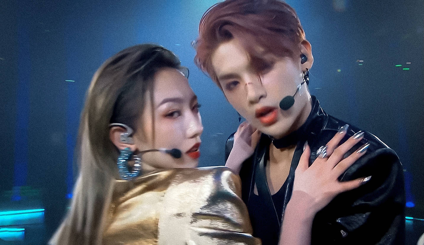 孟美岐黄明昊合作舞台互动带感 观众直呼被撩到了