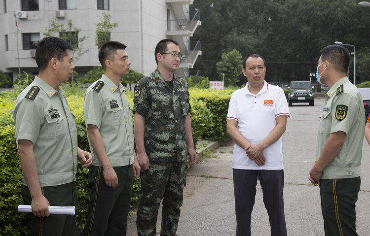 冒酷暑帶領各位書畫家走進軍營慰問武警北京市總隊執勤十一支隊,並向