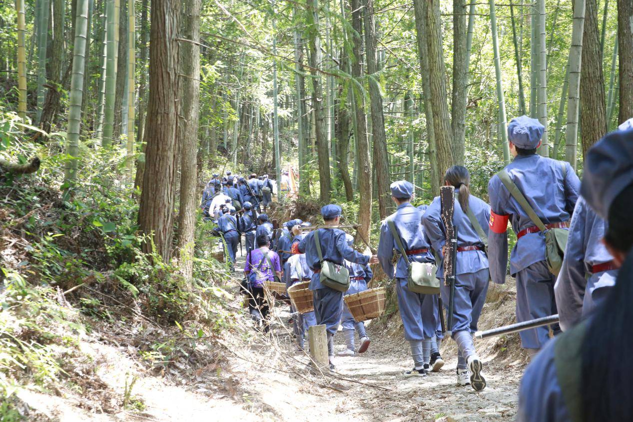 井冈山艰苦的斗争,留下了"朱德的扁担"等感人故事.