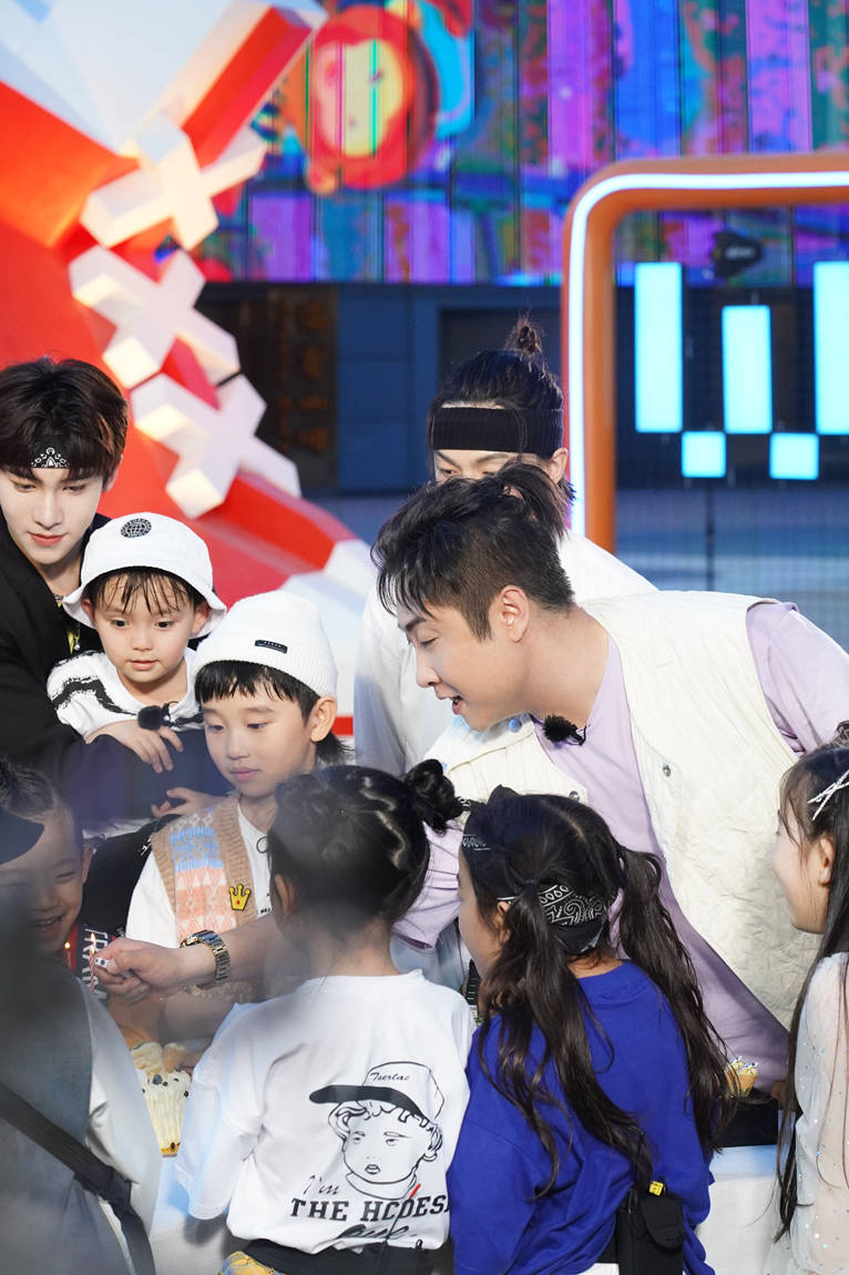 《师父!我要跳舞了2》传递奥运梦想 奶爸乔杉与萌娃过招