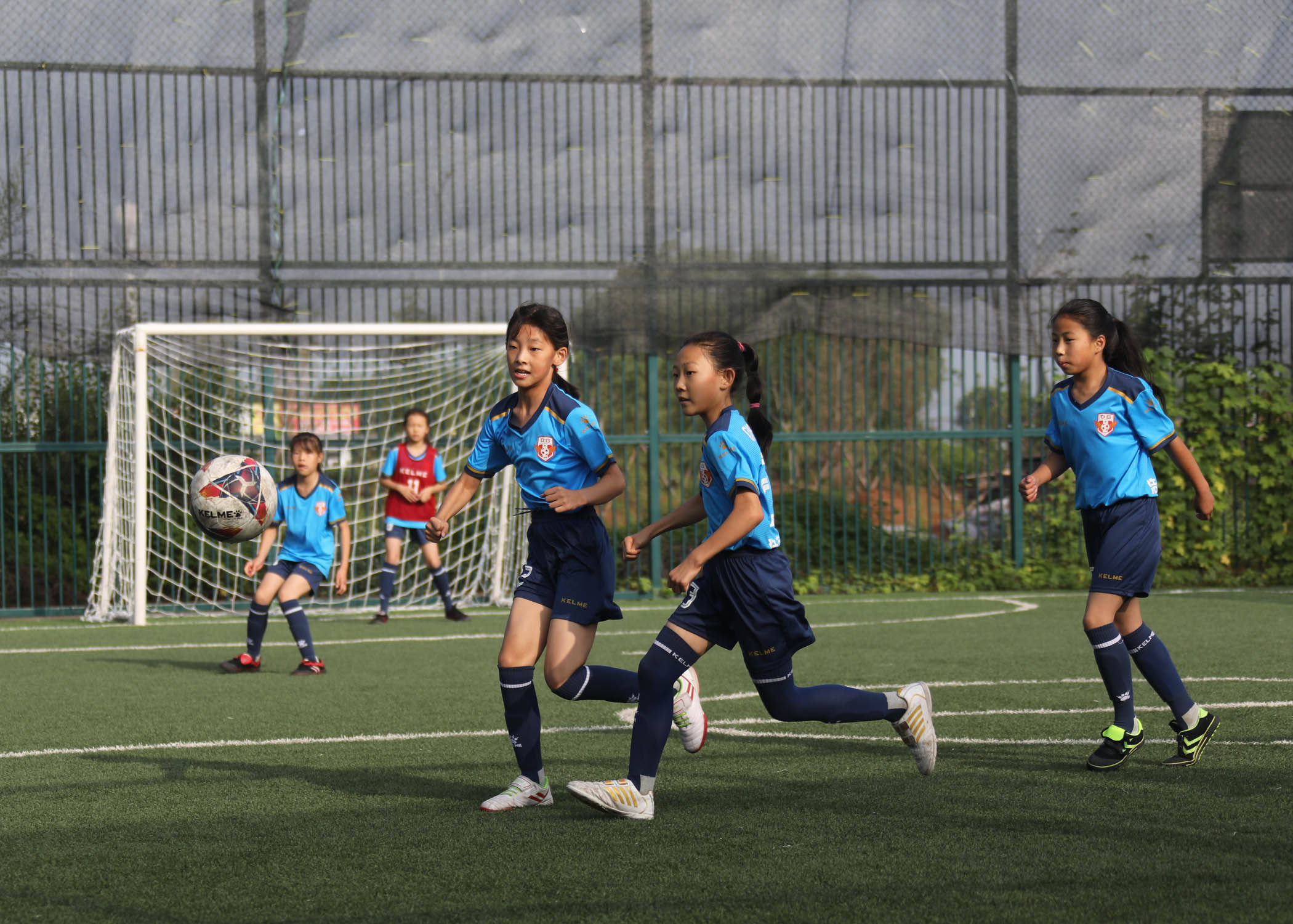 长治女足小将在绿茵场上展风采