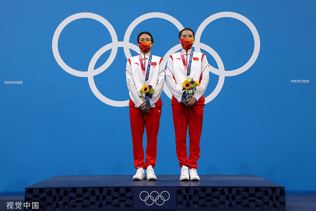 高清施廷懋王涵出席颁奖仪式手举金牌开心合影