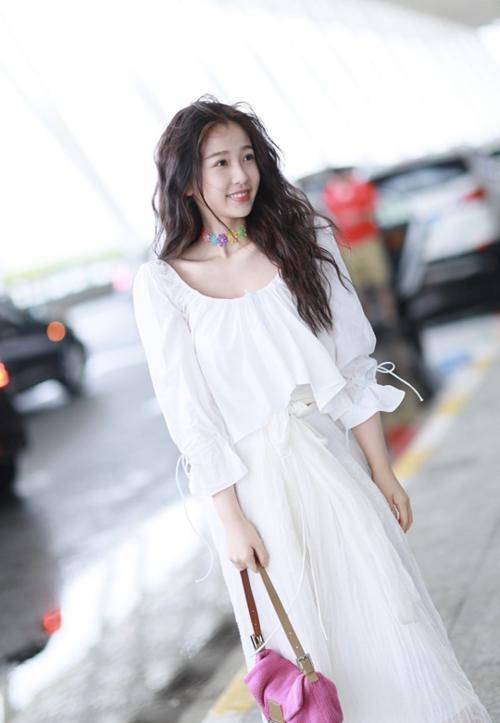 卫衣|虞书欣也太特别了,穿的衣服也挺奇怪的,又可爱又感性!